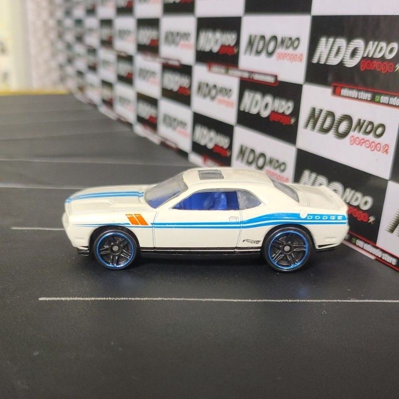 Hot Wheels Dodge Challenger SRT8 White New Loose Giftpack 2014 Exclusive