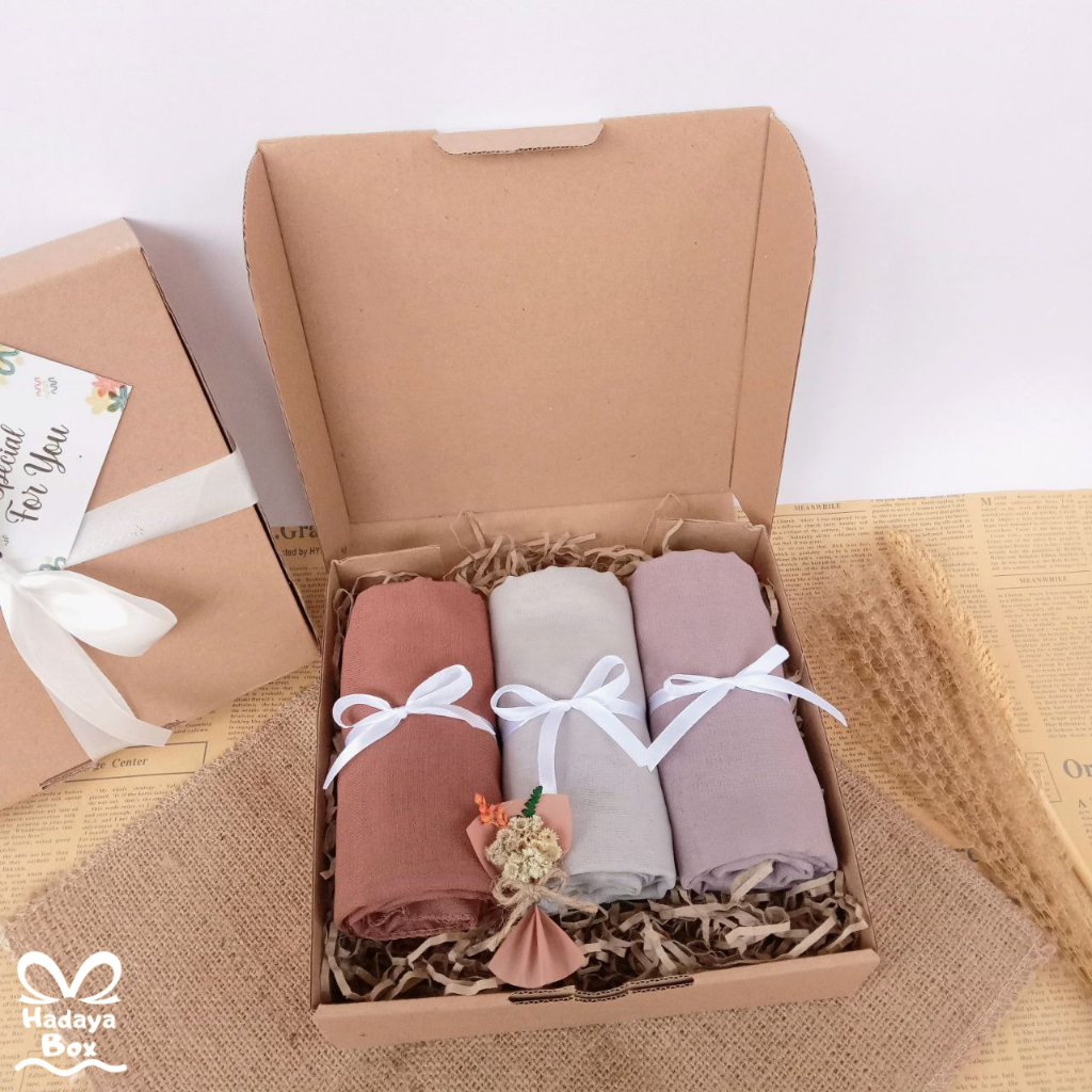 

Gift Box Hampers Hijab Bella Square Hadiah Wisuda