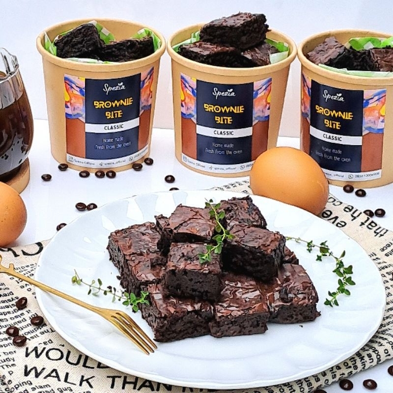 

Fudgy Coklat Mini Brownies Bites Cup 12 oz Shiny Crust Lumer 100% Premium Hampers Lebaran/ Imlek/ Natalan/ Ulang Tahun