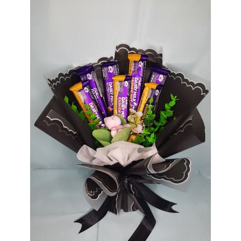 

Buket Coklat (Valentine, Wisuda, UlangTahun). Buket Silverqueen 30gr | Buket Dairymilk 30gr.