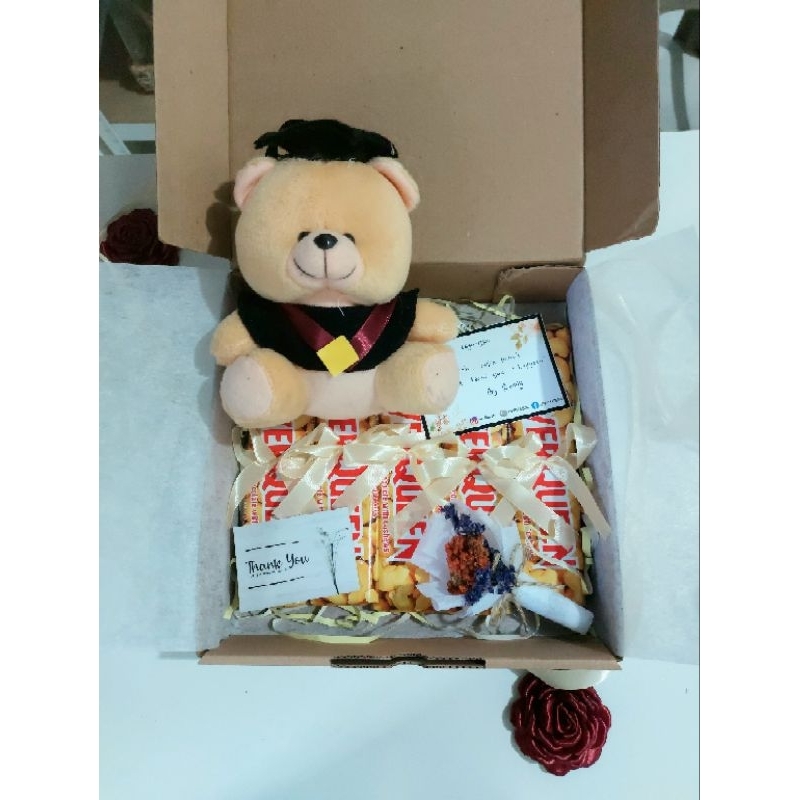 

Gift Box - Hampers Coklat Silverqueen - Hadiah Wisuda