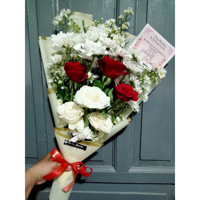 buket bunga mawar merah putih
