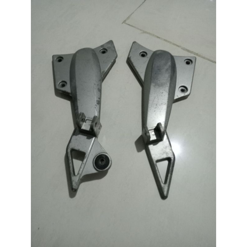 satu set kanan kiri foot step pijakan kaki belakang Kawasaki ZX 130 ORI second