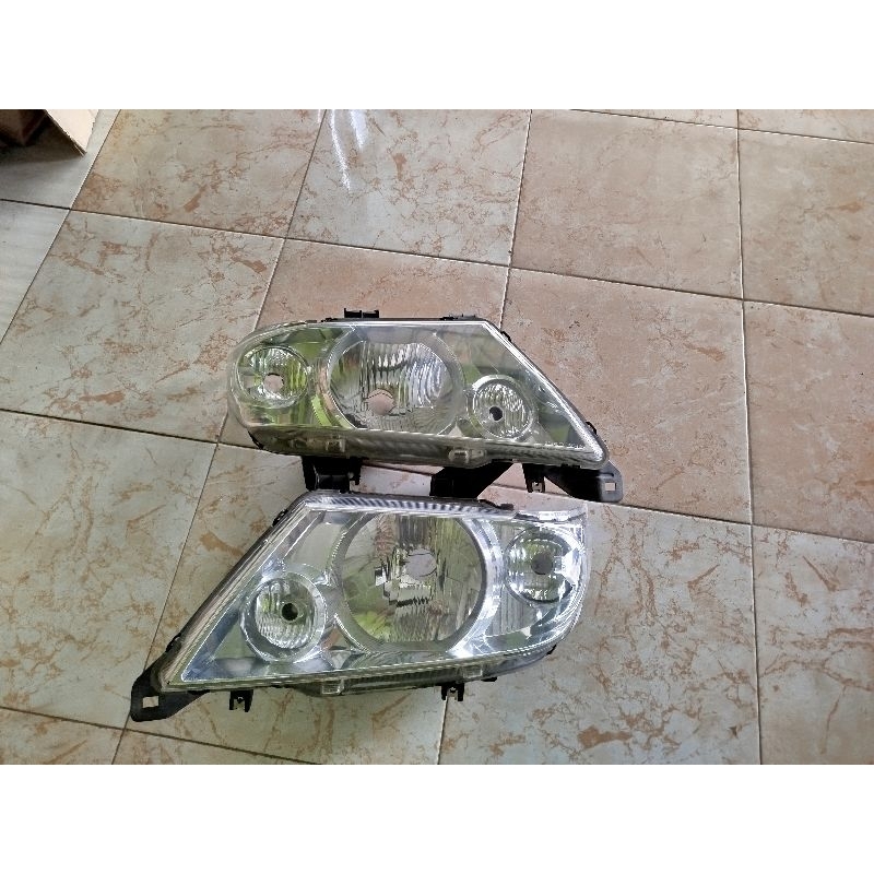Lampu depan Isuzu Panther Touring
