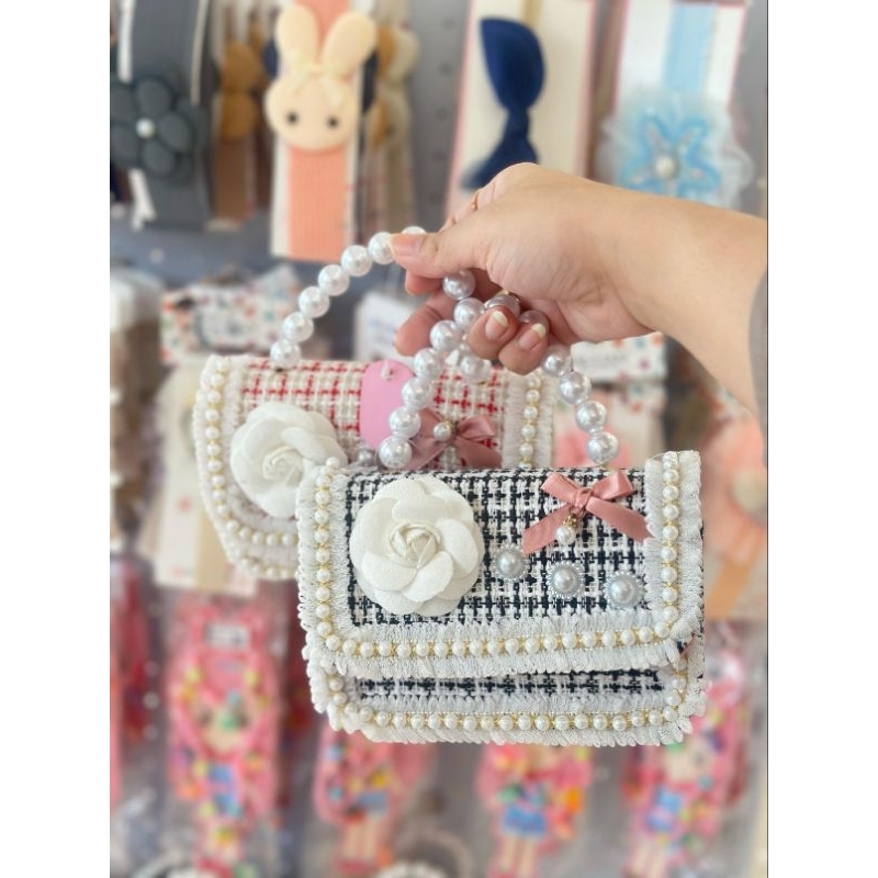 Tas Mini Rajut Motif Garis Hiasan Mawar Putih Dan Mutiara Bonus Tali Selempang / Pouch Mini Dewasa D