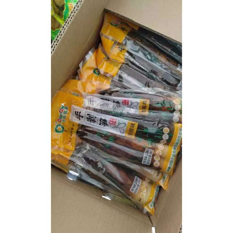 

Rebung yang dikupas dengan tangan siap untuk dimakan rebung acar lada vegetarian bamboo bambu muda makanan ringan cemilan china import