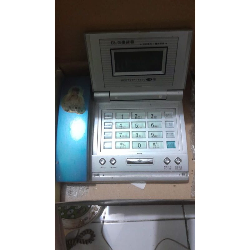 Telepon jadul buat pajangan