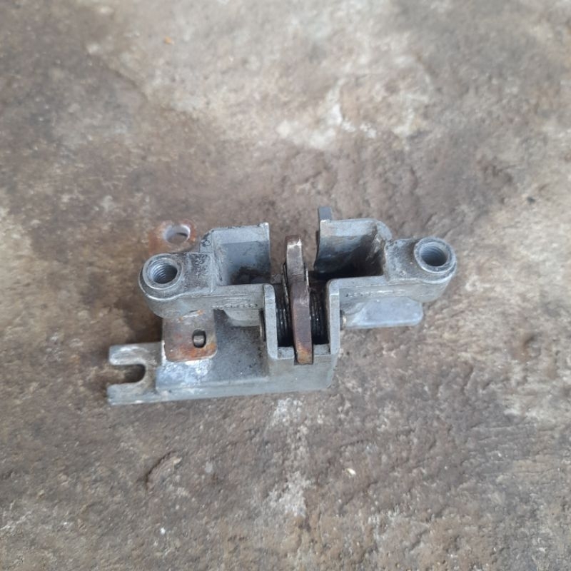 PENGAIT KANCINGAN JOK BELAKANG KYMCO FREE LX , BEKAS ORIGINAL