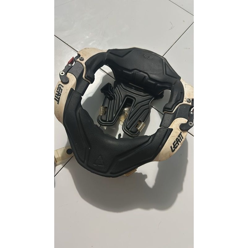 NECK BRACE LEATT PELINDUNG LEHER