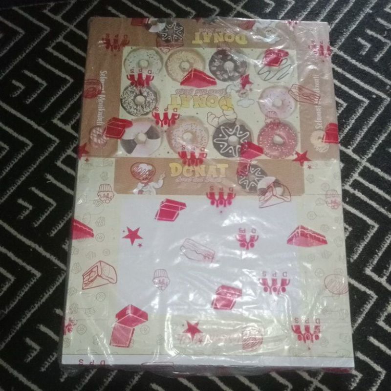 

Kotak Donat Isi 6 - 350 Cap Tiga Orang / Kotak Donat Motif Donat 27x18x6 cm Selamat Menikmati Praktis