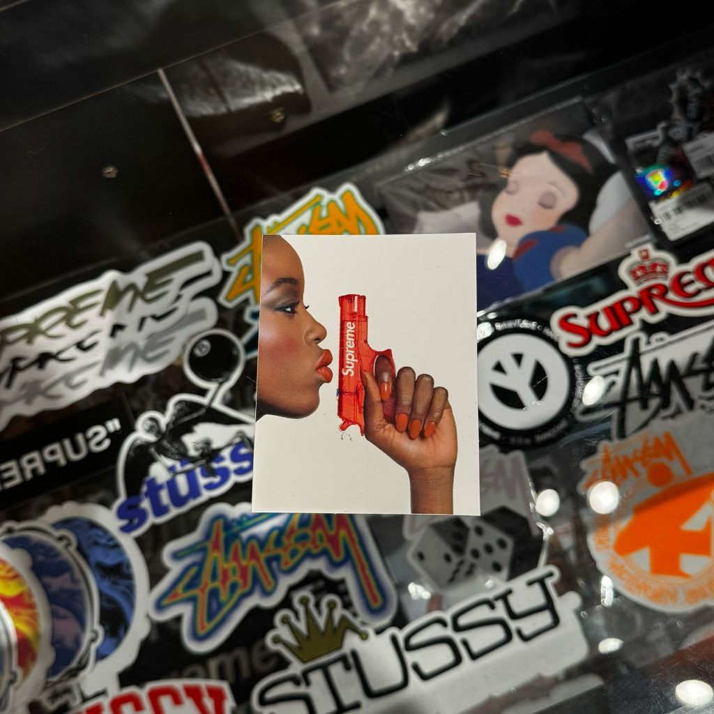 

S*PREME - STICKER GUNS RED