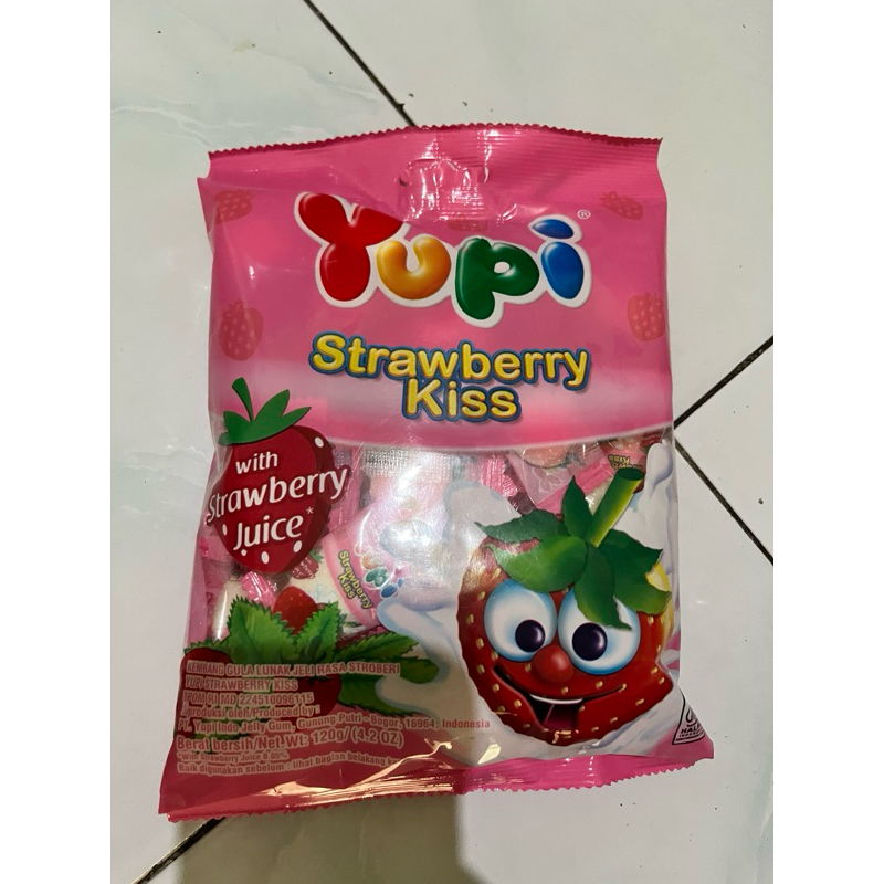 

yupi strawberry kiss pack 120grm #kenyal#yupi enak