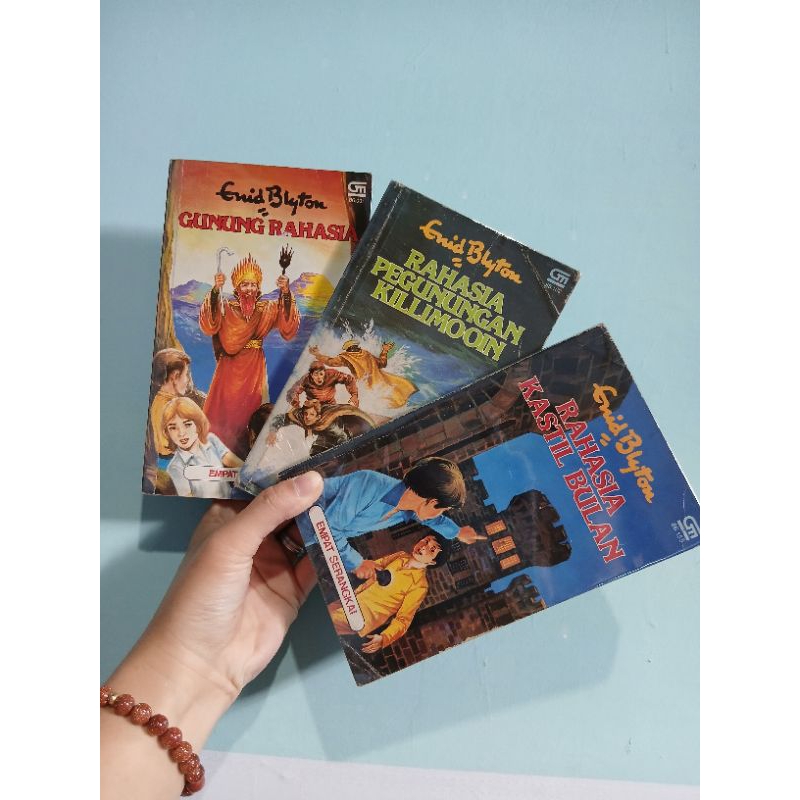 ENID BLYTON EMPAT SERANGKAI : RAHASIA KASTIL BULAN,RAHASIA PEGUNUNGAN KILLIMOOIN,GUNUNG RAHASIA.HARG