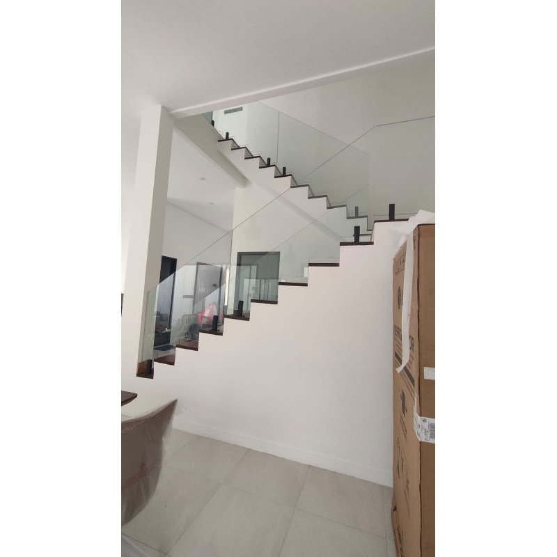 Railing tangga kaca sistem spigot