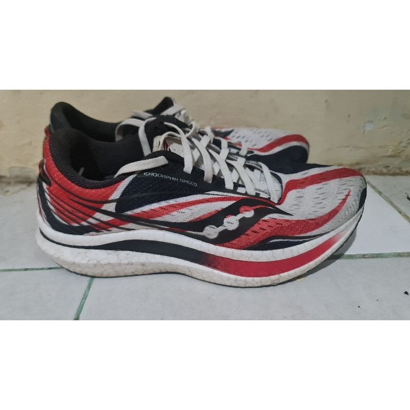 Sepatu lari/running Saucony endorphin speed chengdu Original