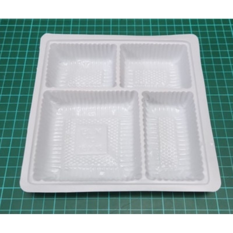 Mika sekat 4 putih susu dus 18x18 cm isi 50 bh