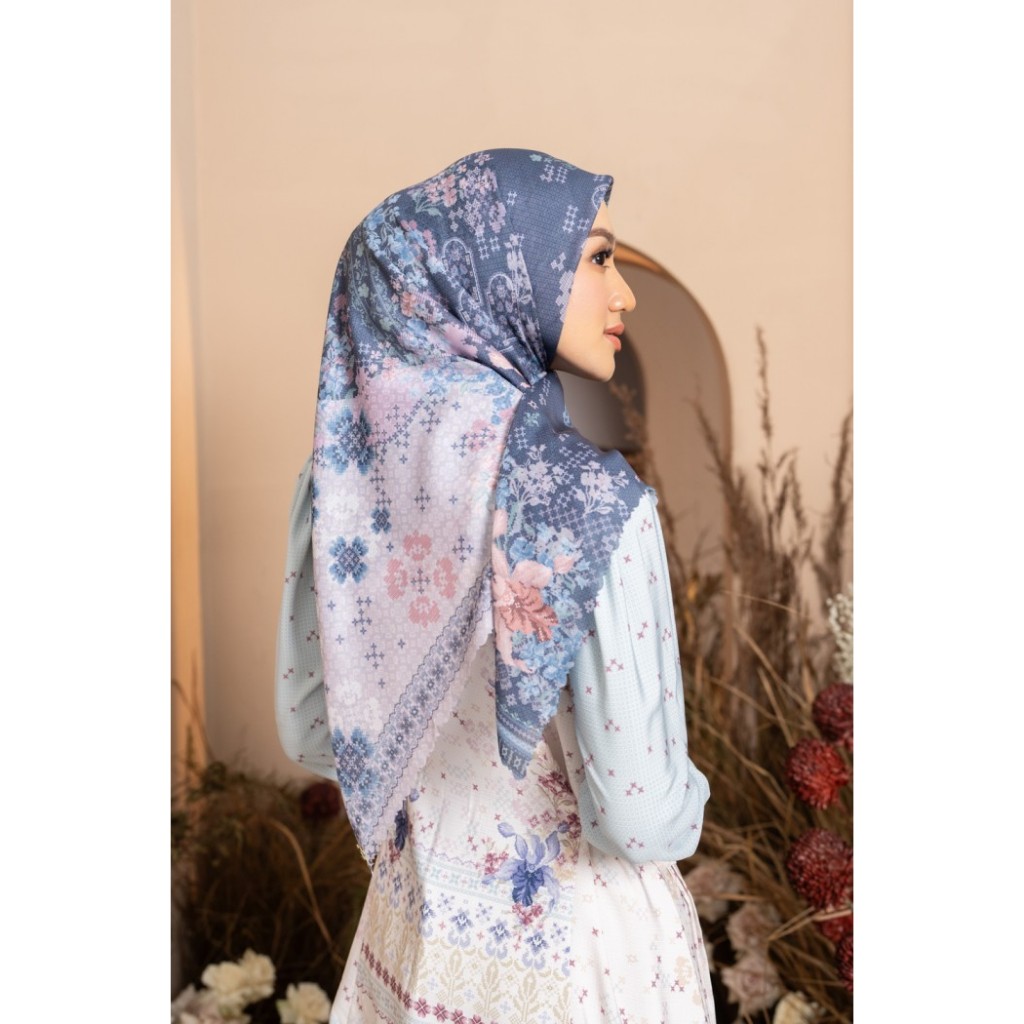 Kalola Scarf Wearing Klamby