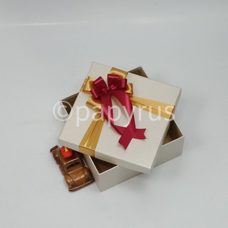 

PAPYRUS 22,5x22,5 Tinggi 10cm Kotak Kado Gift Box Hadiah V3