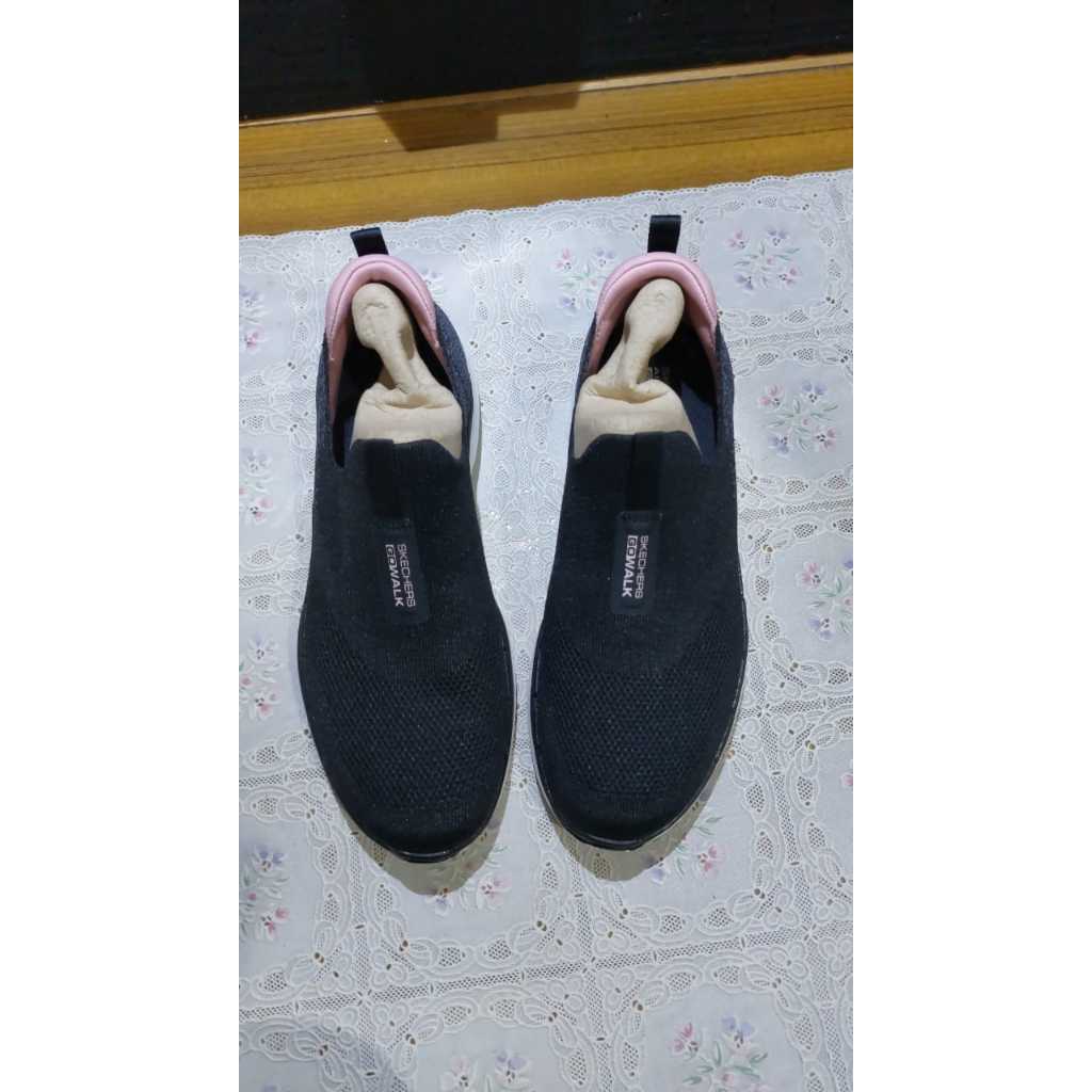 Sepatu wanita Merk: Skechers Go Walk 6 Hyper Pillars Ukuran: 7 (US), 4 (UK), 7 (EUR)  Kondisi: 99% b