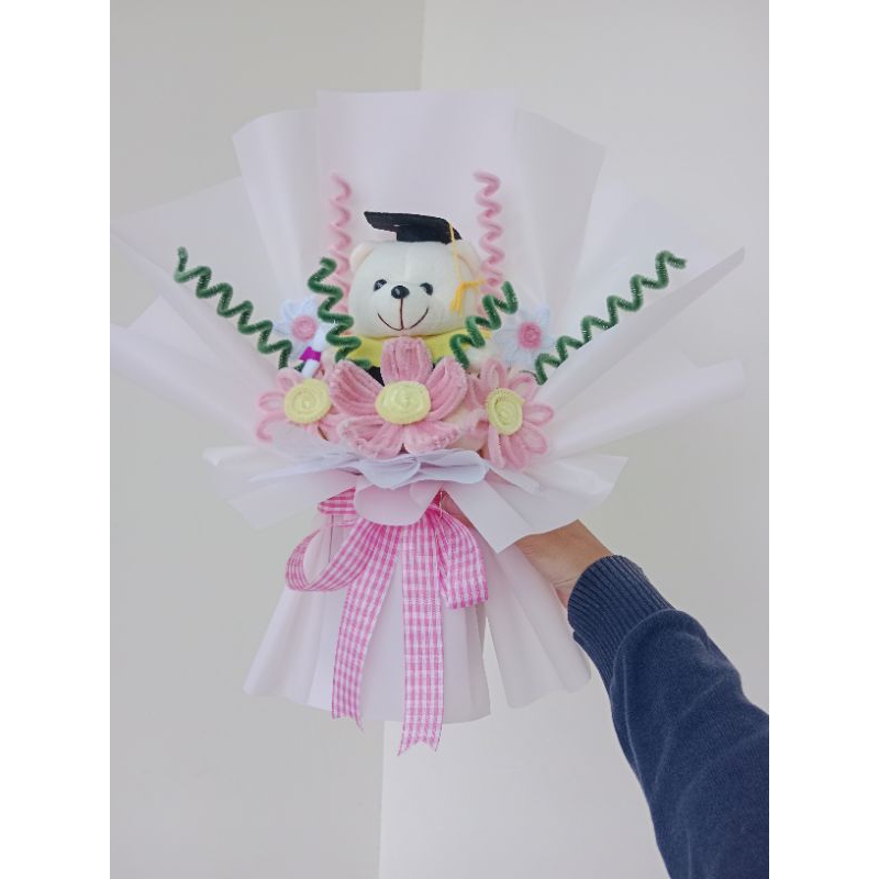 Bucket Wisuda Bunga Kawat Bulu dan Boneka