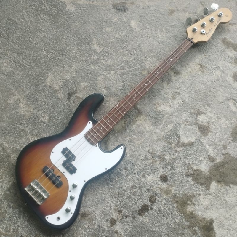 GITAR BASS FENDER SUNBRUST SECOND COSTUME