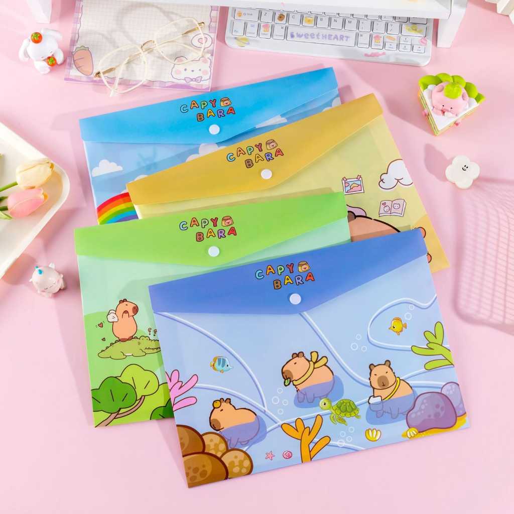 

FOLDER MAP KANCING PVC UKURAN A4 KARAKTER CAPYBARA #ST143 / FOLDER MAP ORGANIZER KERTAS WARNA PASTEL CERAH DEKORATIF / ALAT TULIS SEKOLAH KANTOR / SOUVENIR HAMPERS ACARA ULANG TAHUN ANAK