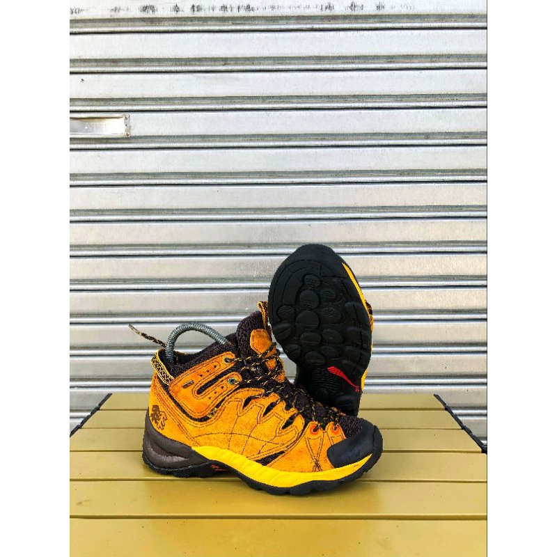 Sepatu gunung kolon sport