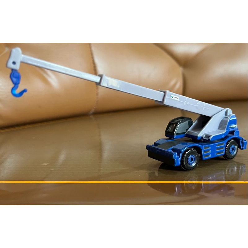 Takara Tomy 1 : 160 Tomica 73 Tadano Rough Terrain Crane Crevo 600