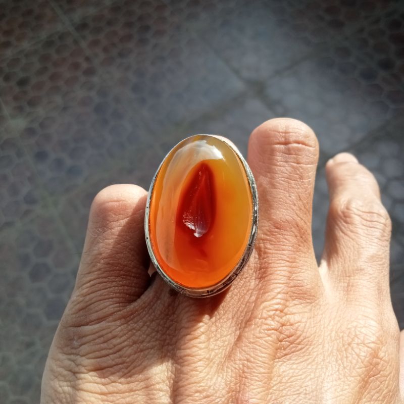natural batu akik  Chalcedony Pacitan unik antik bentuk Miss V yakut merah giwang kinclong