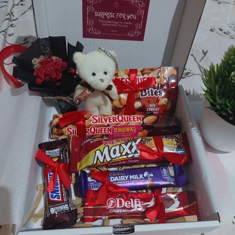 

Hampers Cokelat Luxury Putih | Kado Valentine | Hadiah | Gift Ultah Wisuda