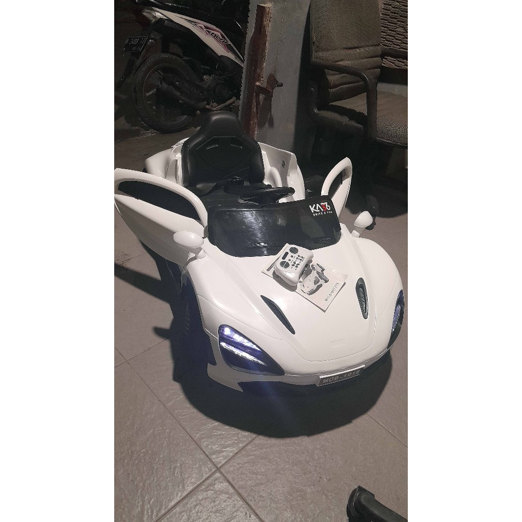 Mobil Aki Anak Ban Karet 12Volt ( BEKAS DISPLAY )