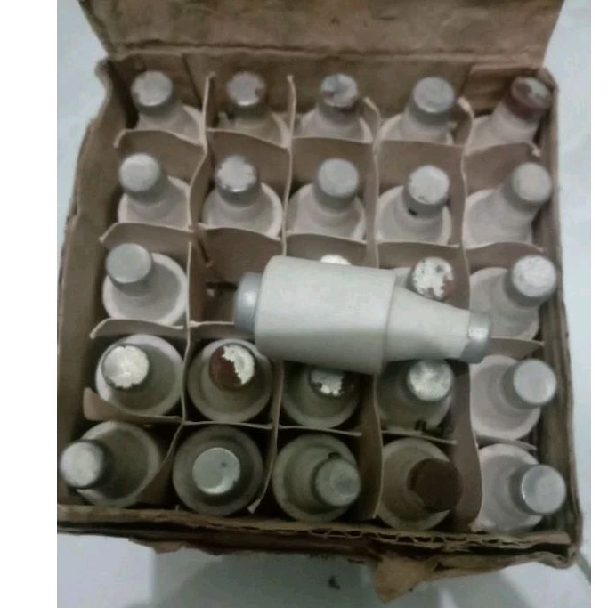 sekring batu sekring model lama 20A -1pax isi 25pcs sering ada yg karat