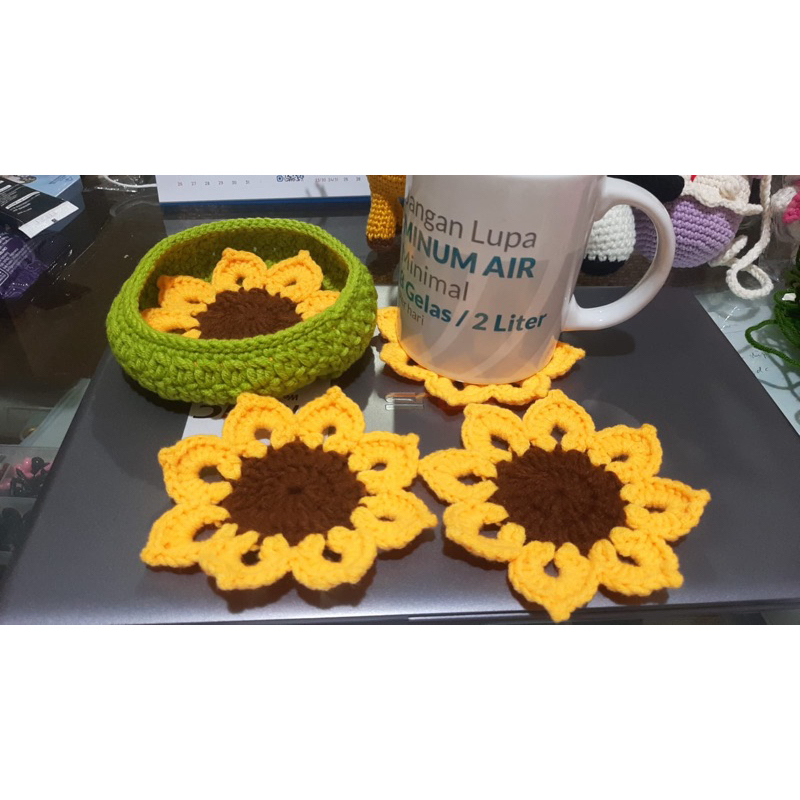 Crochet Sunflower coasters in a basket / rajutan tatakan gelas bunga Matahari dalam keranjang