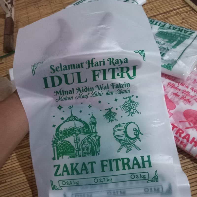 Plastik Beras kemasan zakat fitrah muat, Harga 1 lembar. Plastik HD tebal 24x37cm. plastik kemasan b