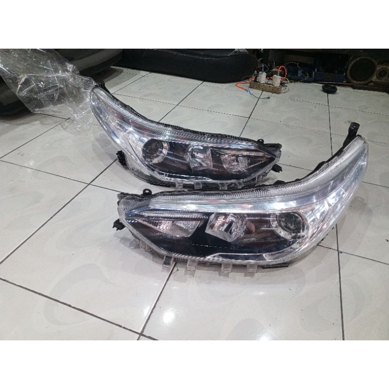 headlamp Yaris 2018-2020 original. lampu depan Yaris 2018-2020 original