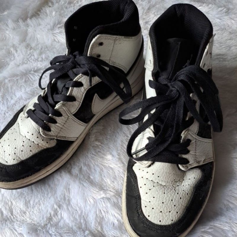 Sepatu olahraga/ sepatu preloved/ pl sepatu olahraga/ sepatu bekas