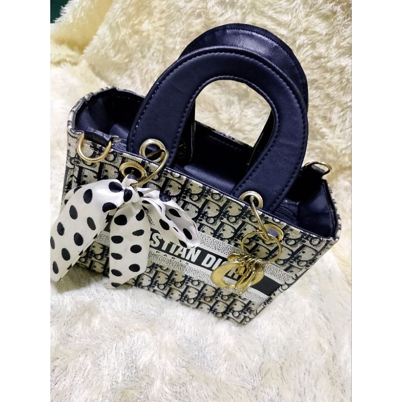 tas dior ada selempang panjangnya