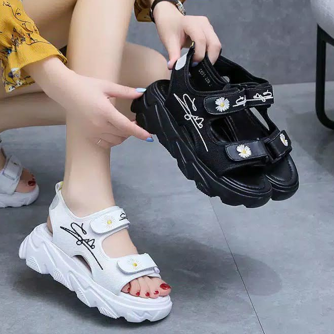 HSS Collection  - Sandal Wanita YF Hitam dan Putih dengan Hiasan Bunga