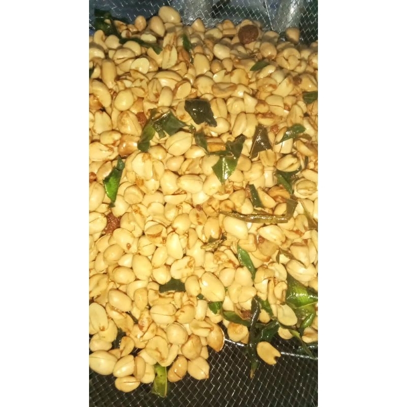 

Kacang Tanah Kupas Goreng Daun Jeruk Gurih Enak Khas Garut