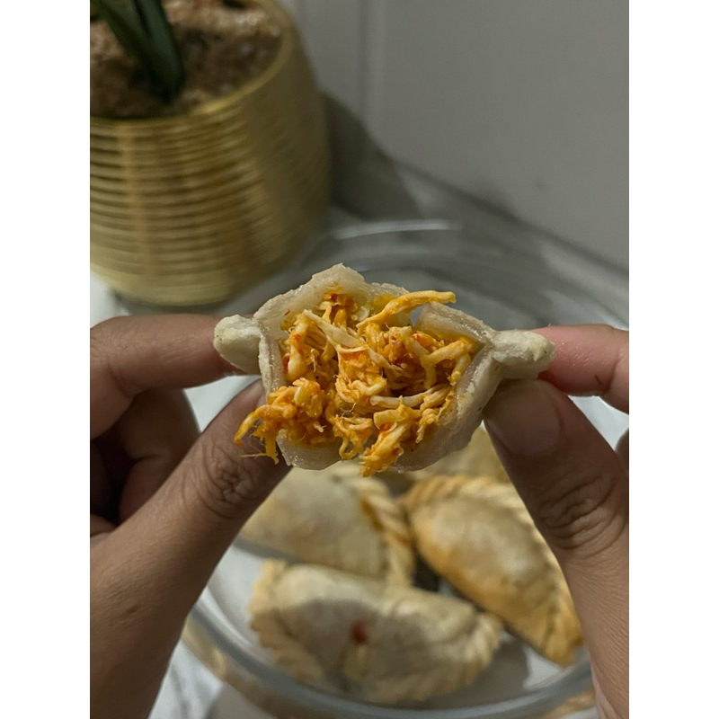 

Cireng Isi Ayam Suwir Pedas Frozen by Dapurvins