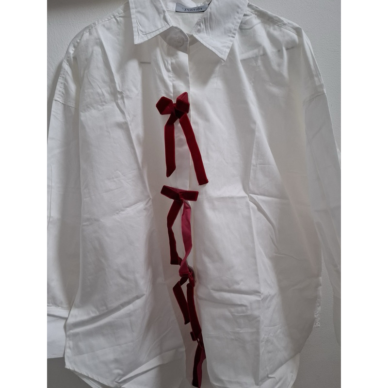 NEW! Front Ribbon BW Shirt - Pinaila Studio