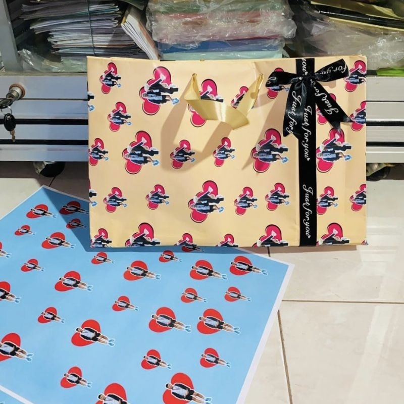 

PAPERBAG & KERTAS KADO CUSTOM WAJAH BOLEH SATUAN