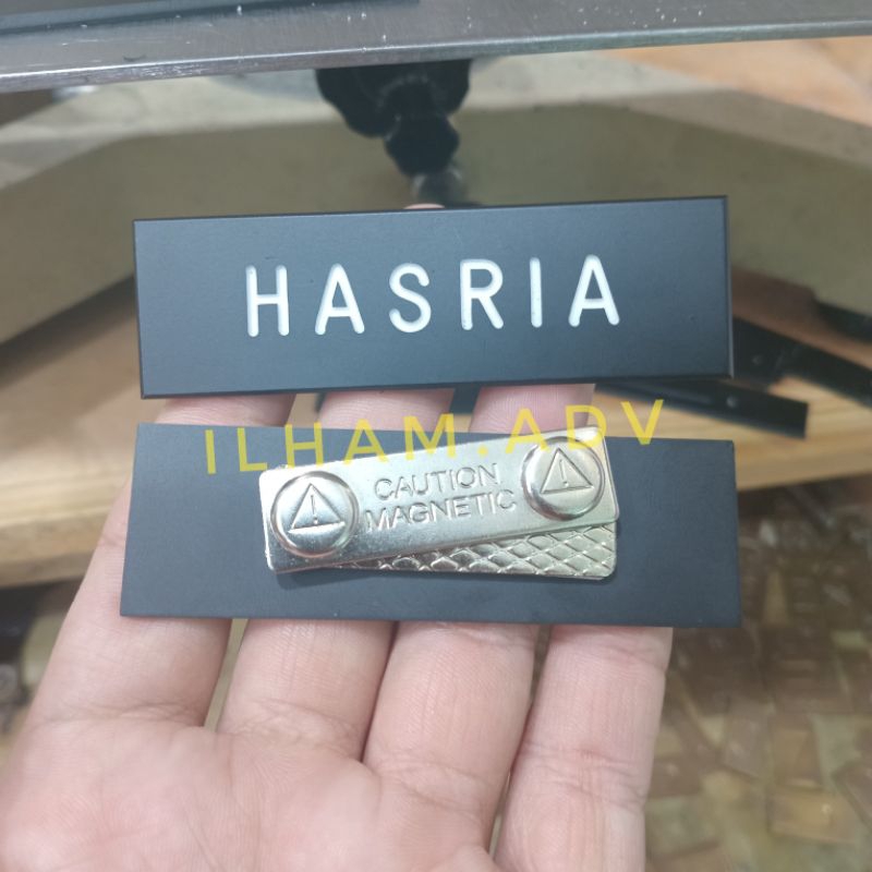 

papan nama dada grafir hitam doff ukuran 2,5×8cm ~magnet/peniti