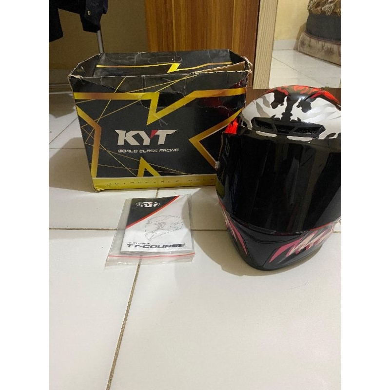 helm KYT TT course carnage