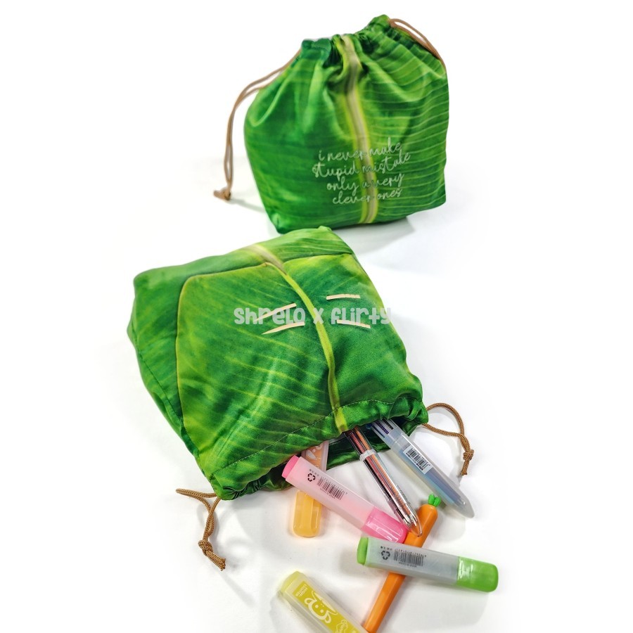 

Pouch Serut Motif Daun Pisang Dust Bag Banana Leaf Serba Guna Untuk Inner Bag Tempat Hamper Goodie Bag