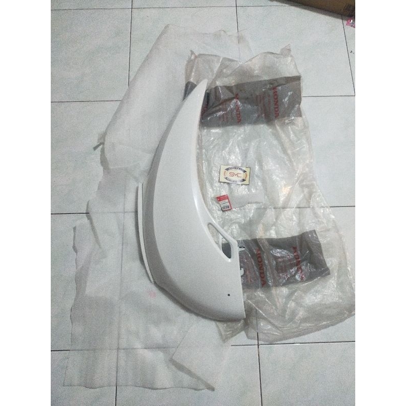 83600-KYT-940PFW cover body belakang kiri putih Scoopy karbu ORI AHM