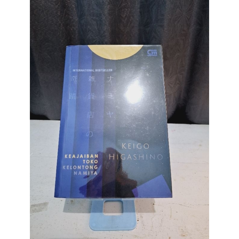 Preloved novel toko kelontong namiya azzamine/ hidup apa adanya/ novel 15.000