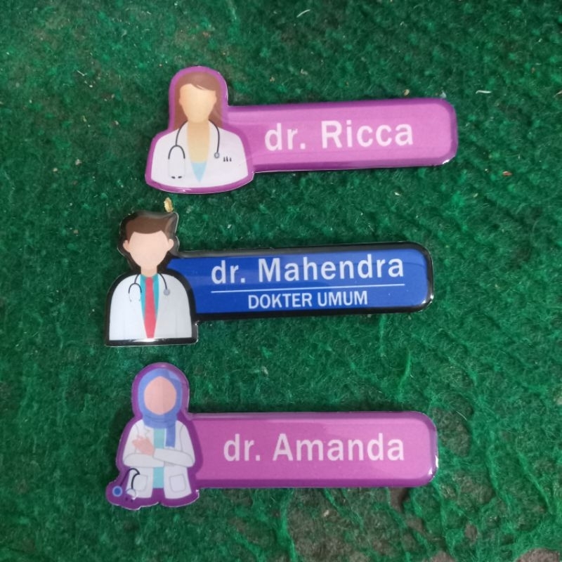 

Nametag costum dengan foto kartun profesi