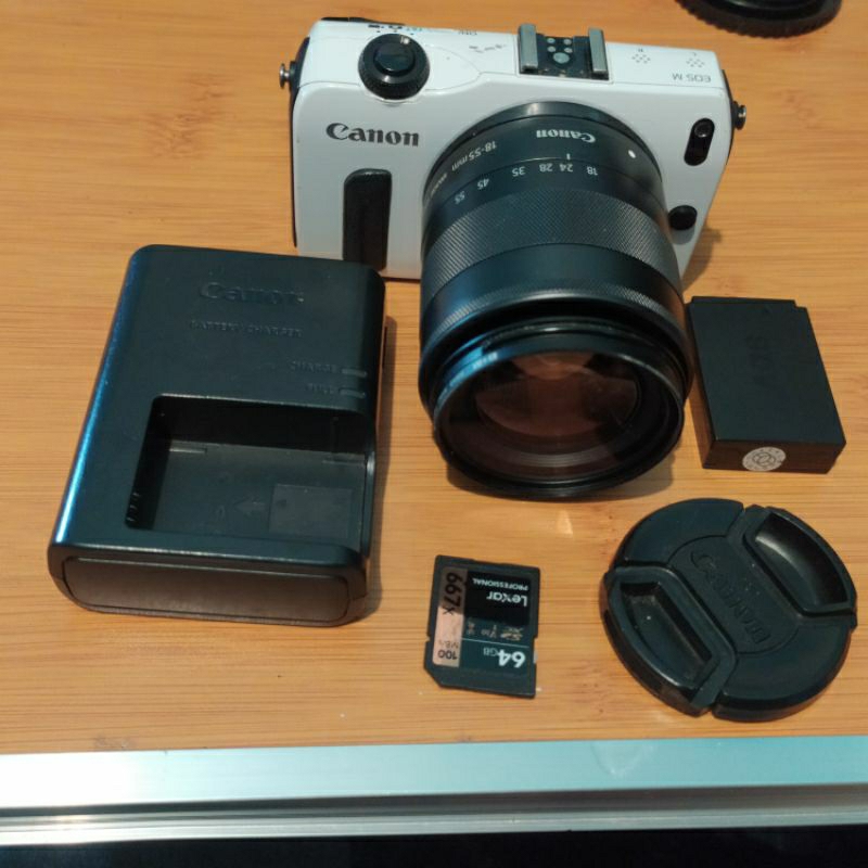 mirrorless Canon Eos M putih