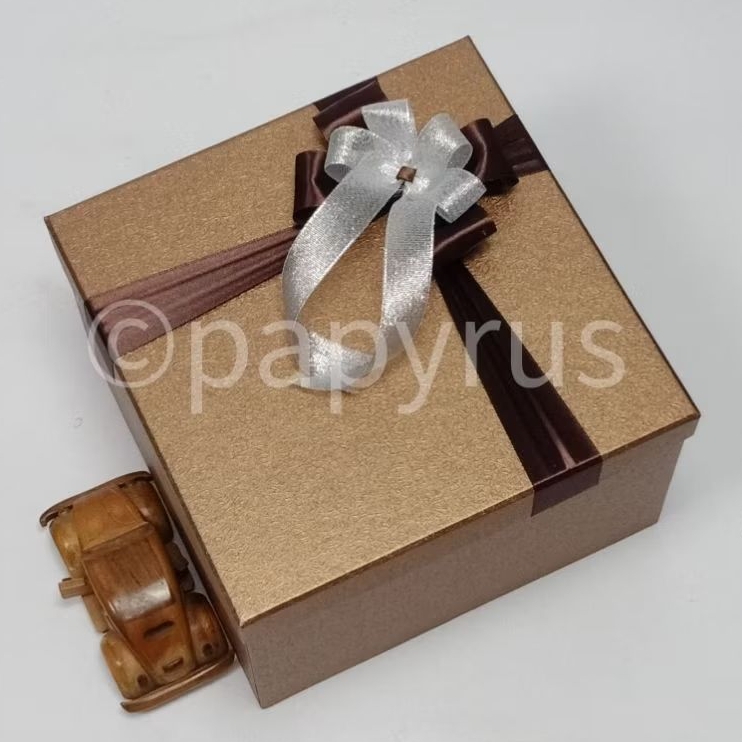 

PAPYRUS 25x25 Tinggi 15cm Kotak Kado Gift Box V1